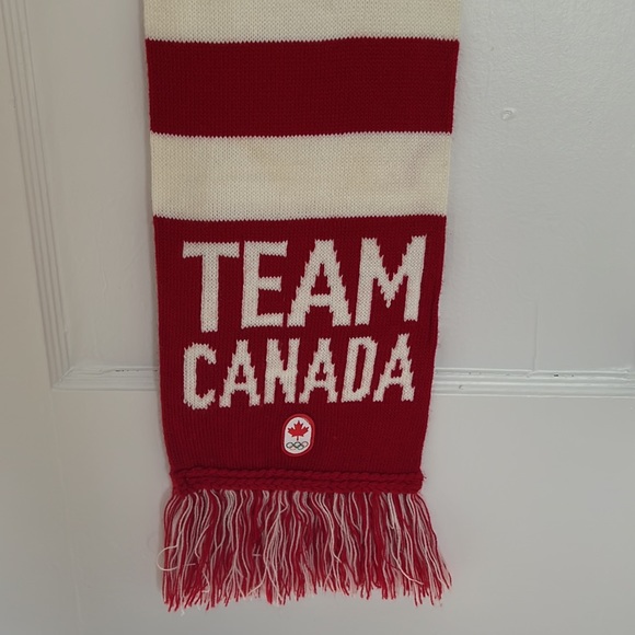 Team Canada Hudson Bay HBC Olympic scarf. - Picture 3 of 3